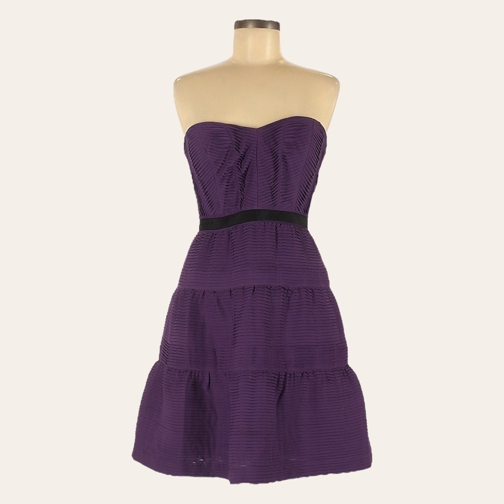 BCBGMAXAZRIA Strapless Grape Purple Tiered Cocktail Dress 8 Sweetheart Pleated